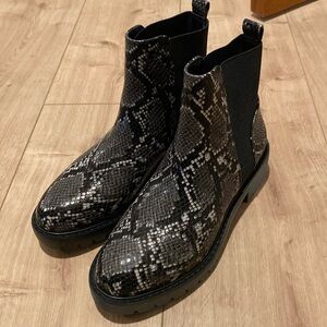 Steve Madden Grey Snake